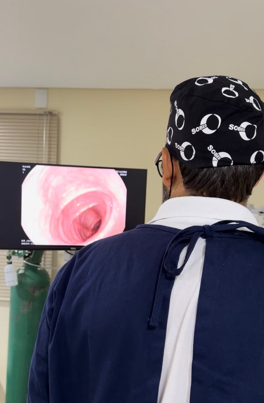 Dr. João Marcelo realizando exame de endoscopia digestiva na Medic Center